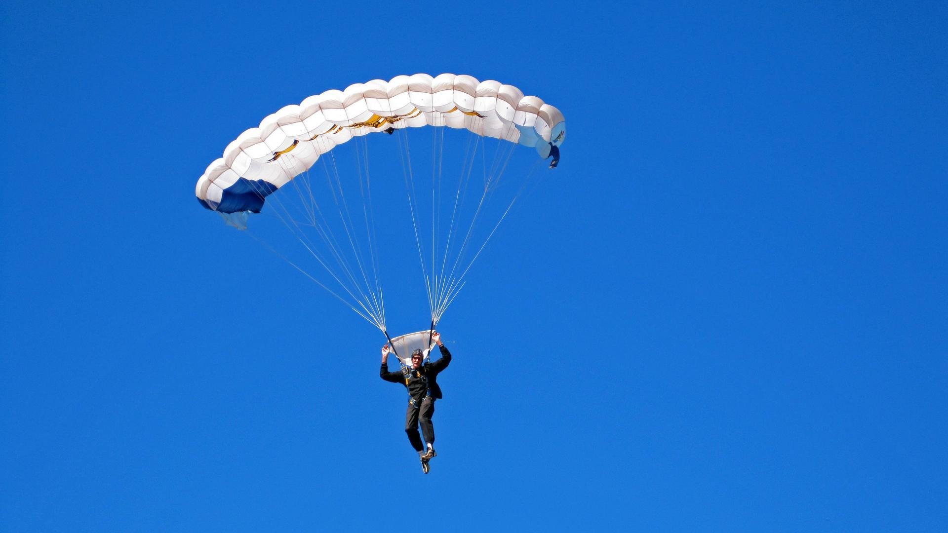 特色篮球文化与城市夜景相结合,建设“夜间体育新地标”,关于夜间篮球场的环境描写